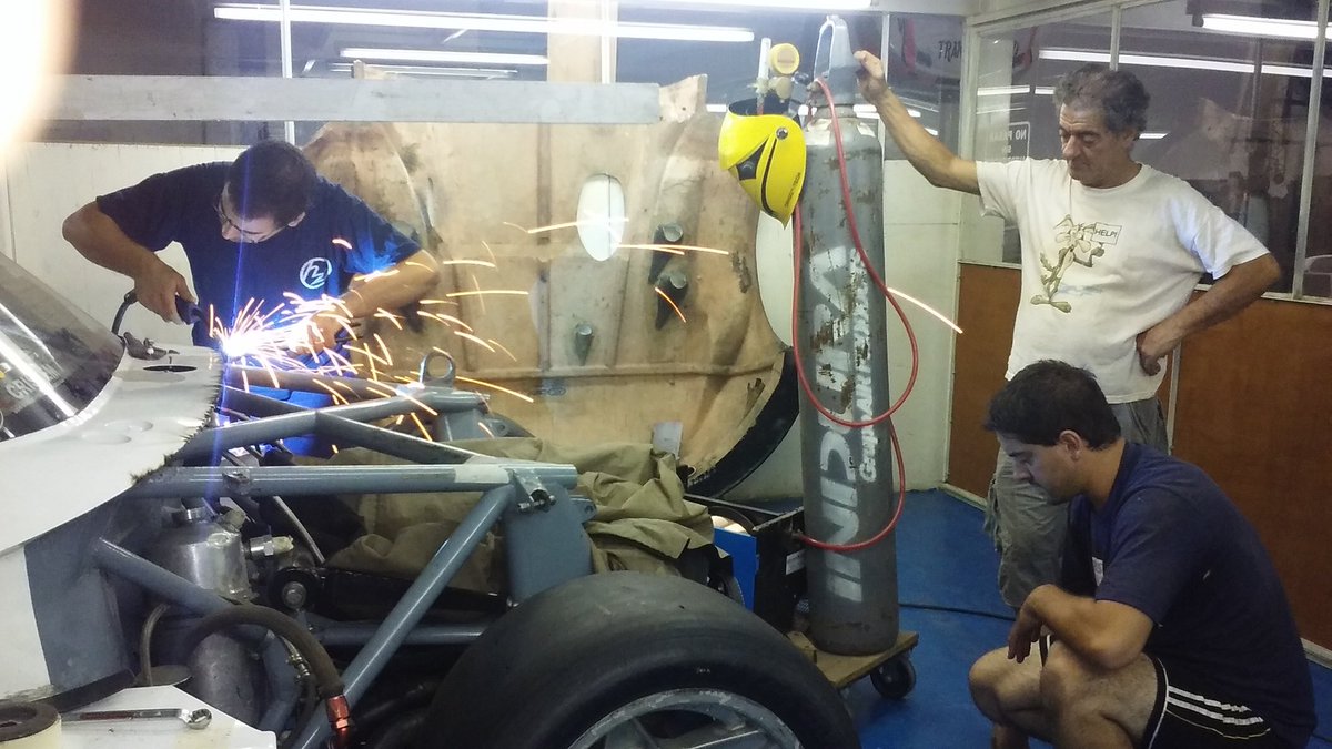 Pascual, Jonathan y Lucas Saladino trabajando en el Falcon!!! Excelente trabajo, como siempre...