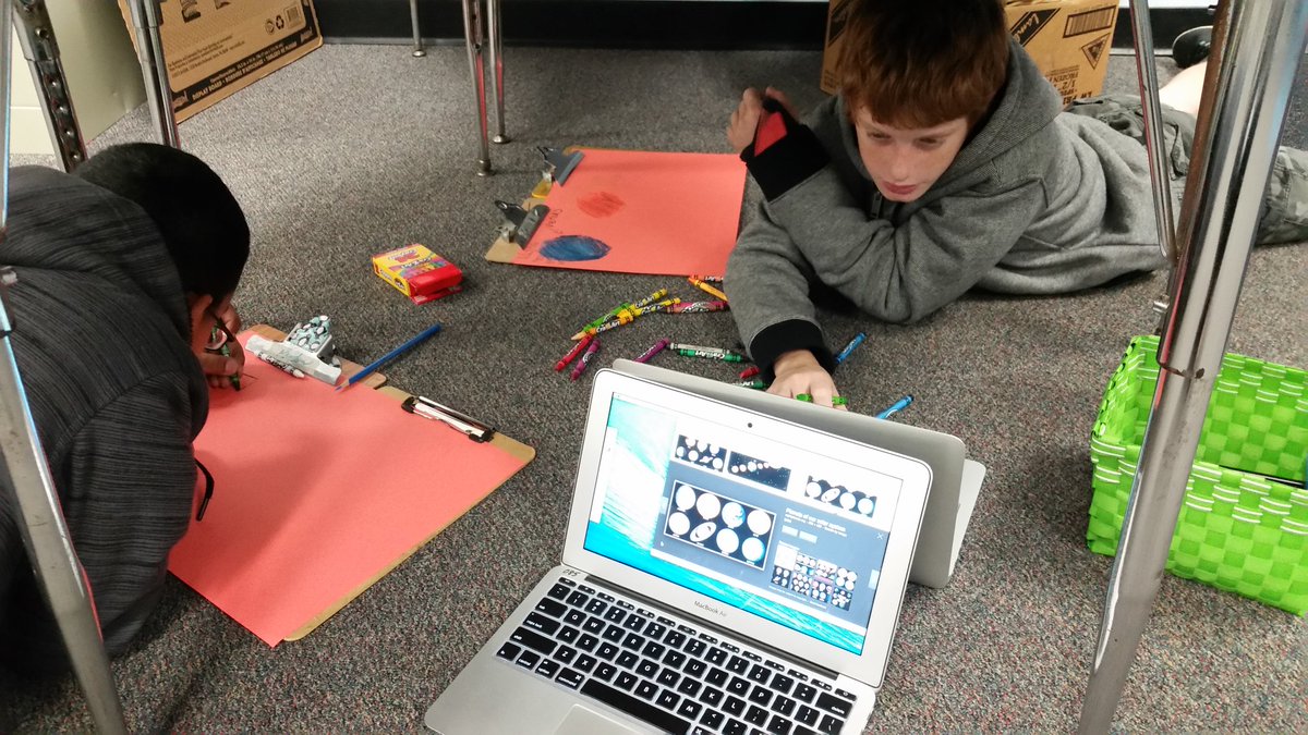 HES_mshorn's tweet photo. 5th grade researching and drawing what they know about space https://t.co/5waikYjYyD
