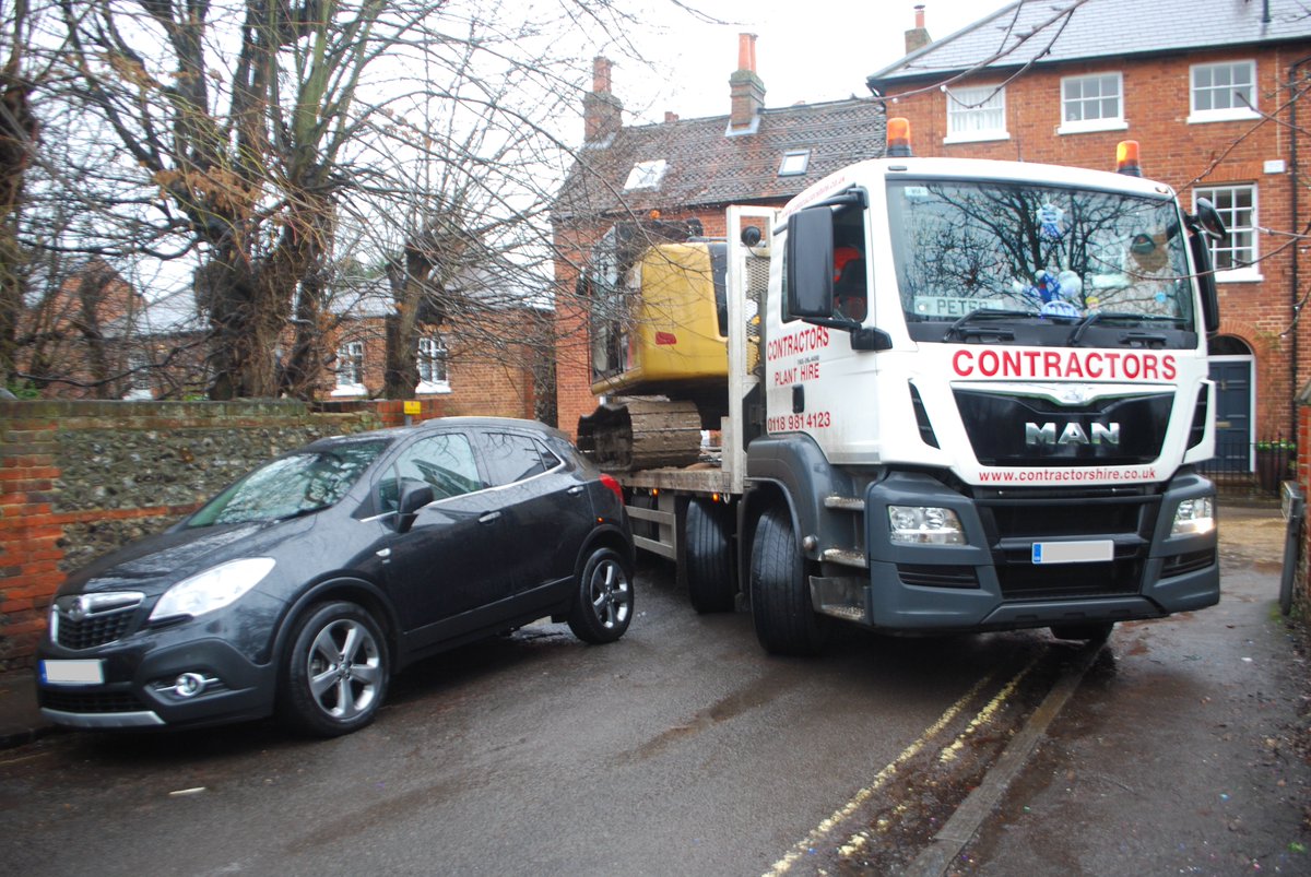 henleystandard's tweet photo. That's a bit tight... Lorry becomes stuck in a #Henley residential road for 45 mins More>> https://t.co/khcJXBTgWS https://t.co/1gmmyAVrB5