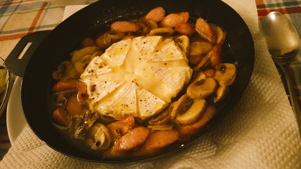 0331Kouhei's tweet photo. 久しぶりにお洒落なものでも作ろうかと思いたち( ´_ゝ`)
塩'sキッチンwithイタ～リアン♪
『モッツァレラとマッシュルームのアヒージョ～バタールと共に～』
を作りましたw

うまっ(ノ´∀｀*)
簡単でうまっ(ノ´∀｀*) https://t.co/1P5d4DcXyI