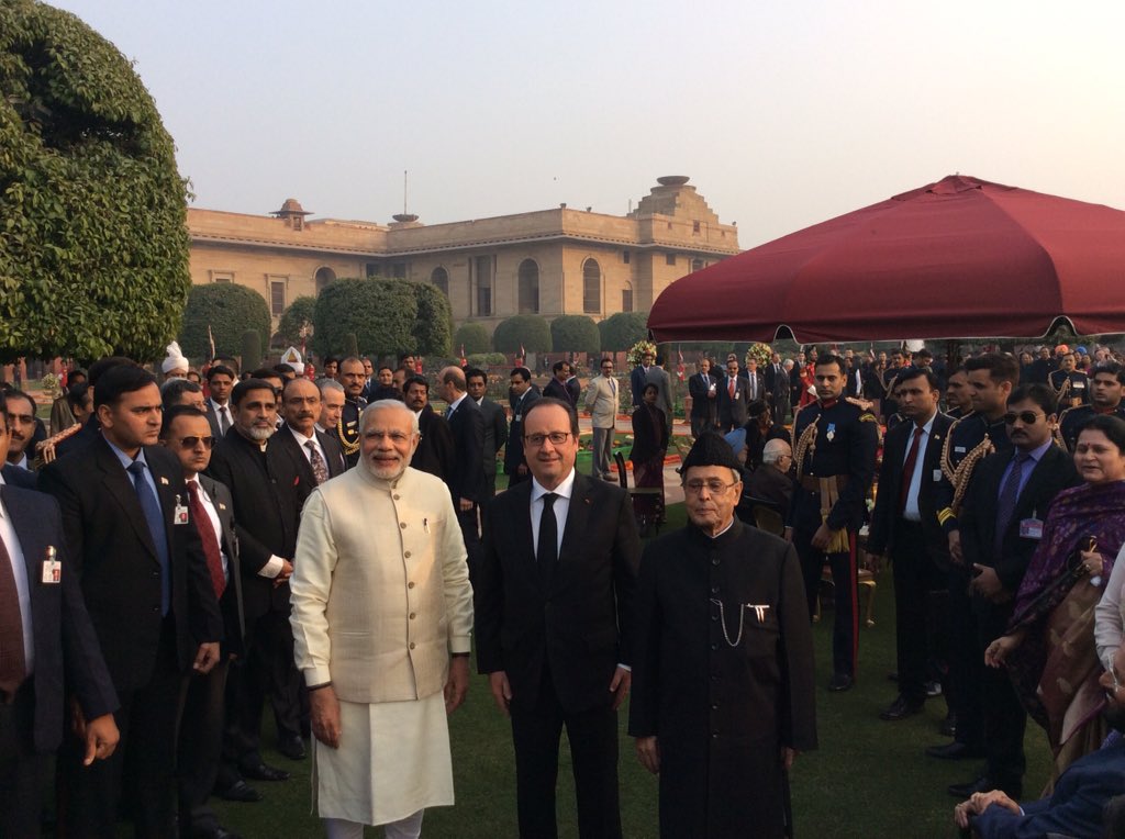 Elysee's tweet photo. Le président @fhollande, @RashtrapatiBhvn & @narendramodi ensemble dans les jardins de Rashtrapati Bhavan #IndePR https://t.co/PYDk9U4yBU
