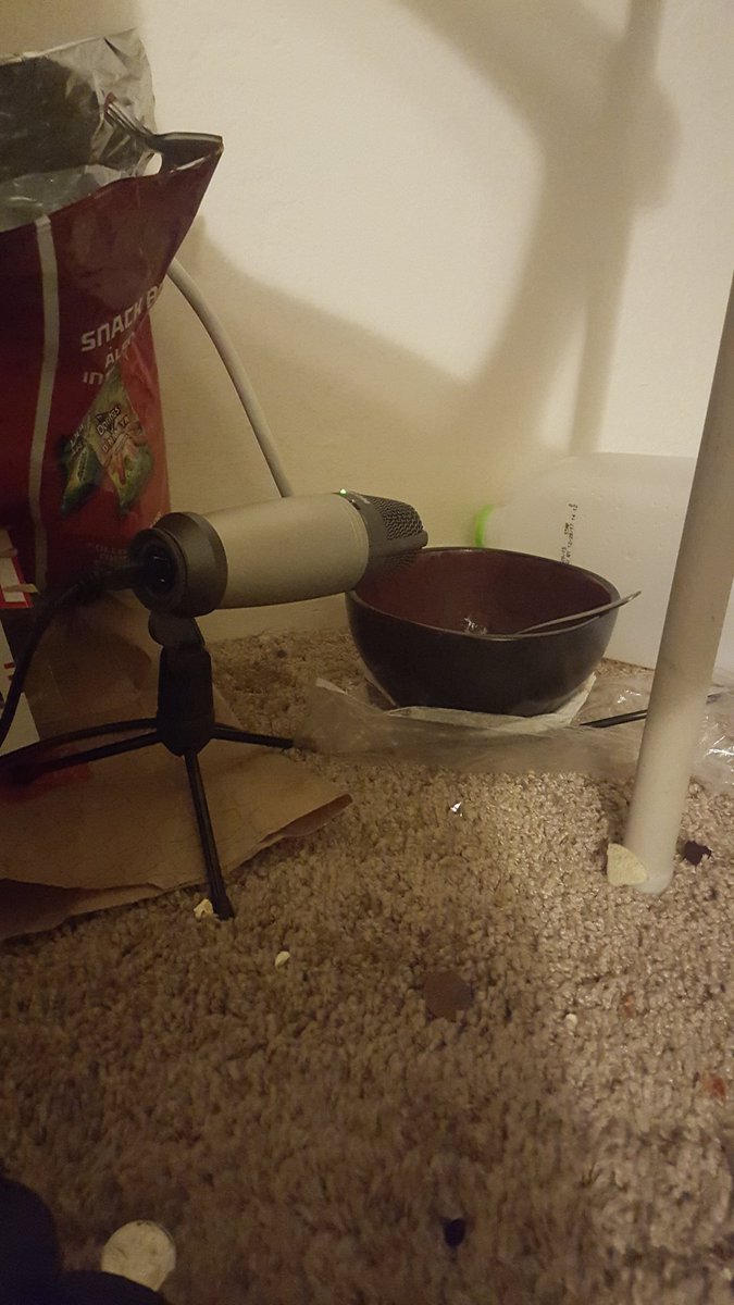 Almirmiel's tweet image. Me: Oh hey I found the bowl.
@ShiboShofu: Shhh. It&apos;s running a late night show.
#NeedToClean #BlameBlade&amp;amp;Soul