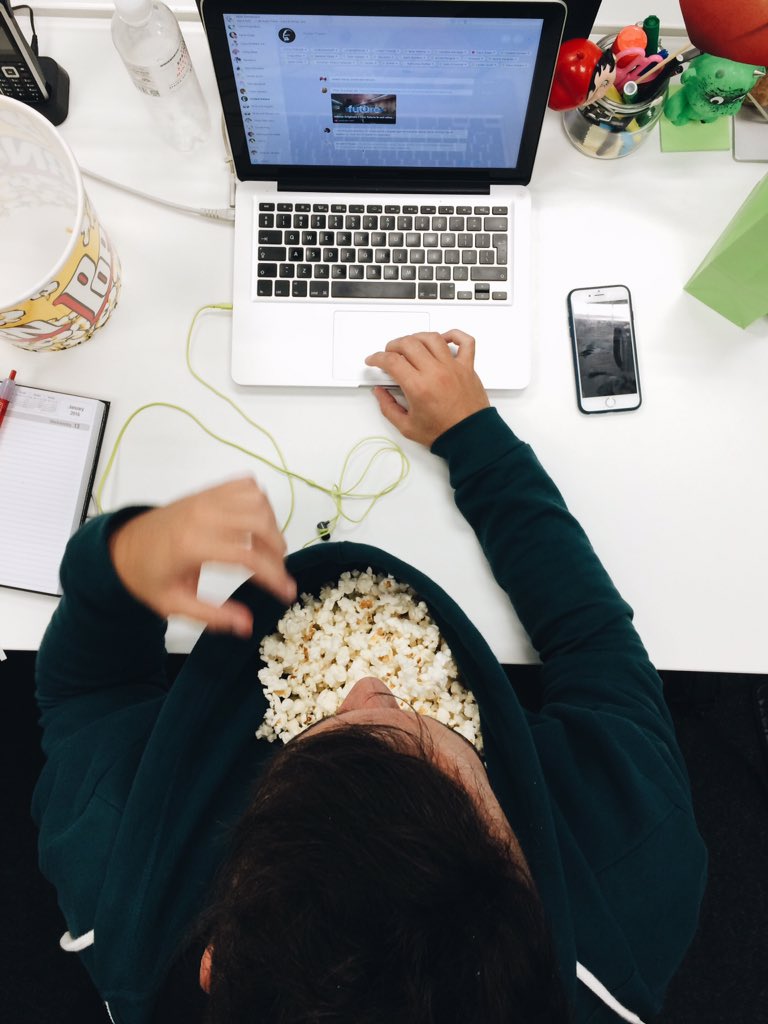 itsrobotface's tweet image. When @Keith_mark takes popcorn and work seriously.

#theinternetmademedoit