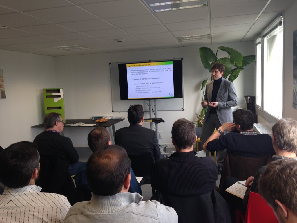 ericCHALLAN's tweet image. AG du @RAPinsertion à @LaFeuilleErable avec @Recylum et frédéric Sforza qui évoque le #recyclage des lampes.