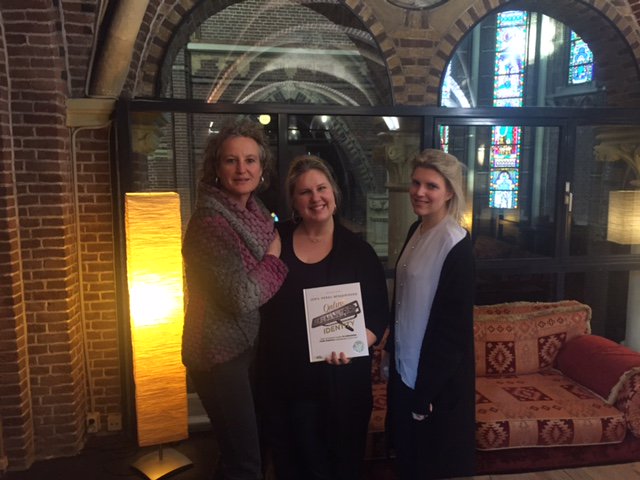 cstrongnl's tweet photo. Dames van @FairtradeNL. Begin van bijzondere samenwerking met het boek Online Brand Identity @JorisMerks #branding https://t.co/GbJp0Lw6Ro