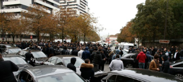 LePoint's tweet photo. EN DIRECT. Grève des #taxis : "des violences inadmissibles", juge #Valls https://t.co/ARmVAsioOu https://t.co/62ppaM7V63