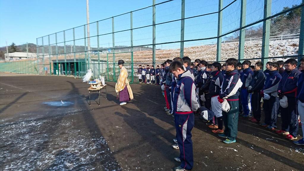 東日本国際大学硬式野球部 公式 1月24日 日 東日本国際大学 硬式野球部が必勝祈願を行いました 冷たい風の中ではありましたが いわき市小川の野球部グランドでスタッフ 部員一同が 各種大会優勝と一年間怪我なく過ごせるよう硬式野球部の成長を