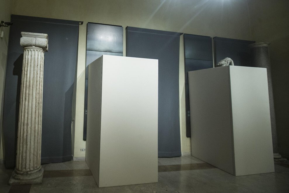 AlfiereROSSO's tweet photo. Statue coperte per non offendere la sensibilità di chi non rispetta i diritti umani. #Rouhani #museicapitolini https://t.co/9wUHO7jr8Q