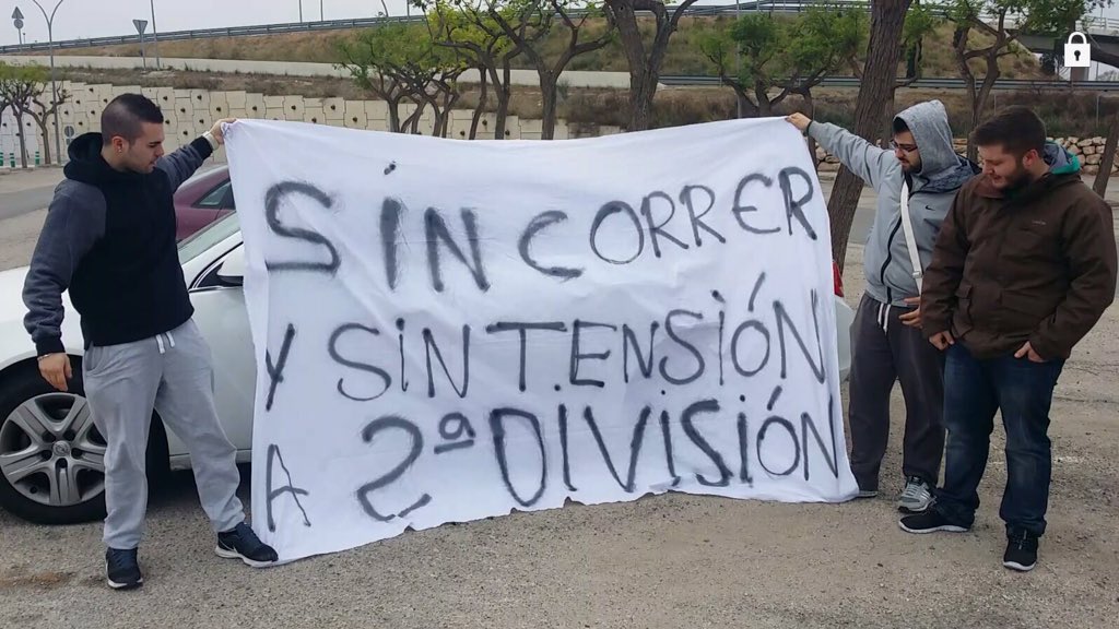 Radioesport914's tweet photo. Con esta pancarta se están encontrando los futbolistas a la salida de Paterna (vía @Dani_Merono). https://t.co/CgA9WXk16l