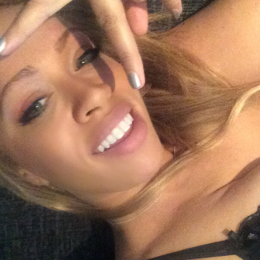 Sophiamaymusic's tweet image. It's all about the video today! #peace #sophiamay #music #love #mtv #anotherlikeu @DarkIntensity @tazmaniarecords