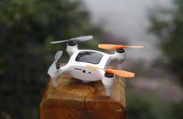TechCrunch's tweet photo. This little selfie drone will take a picture when it detects a smile https://t.co/aFGzyJ0SLB https://t.co/F7o8cYcCcd