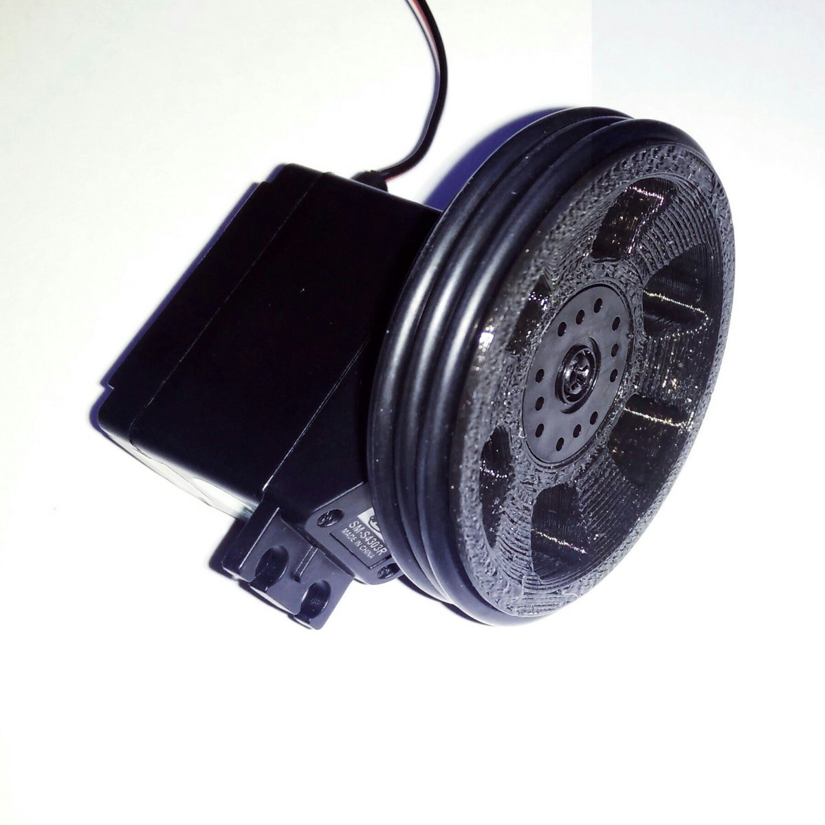 Make_and_Learn's tweet image. Provant nous dissenys de rodes pel nostre #robot #ModBot per competir a la @robocatalunya #robocat16