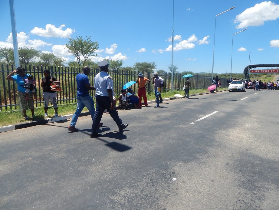 Energy100FMNam's tweet photo. The unknown man then seeked help 4rm a police officer. He was let in (albeit by force) . #VarsityLockDown https://t.co/ixzYSHkavG