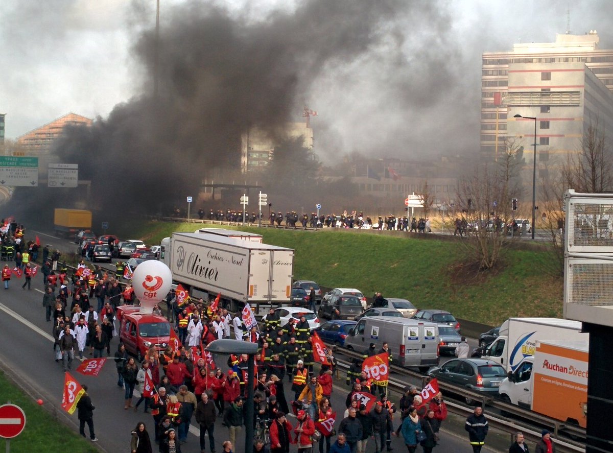 Nouvelle opération coup de poing de la SDIS du Nord et de la CGT sur la D651 à Lille-Europe #sdis59 #Lille #pompiers