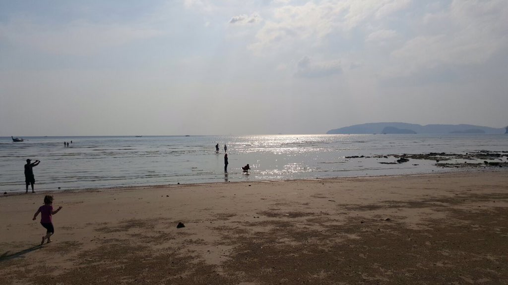 _aussieboi's tweet image. Dobijem sliku od @evabosh, dok neki rade drugi se sunčanju na Tajlandu :/ #lifeisnotfair