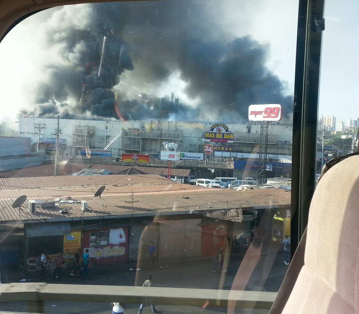 A esta hora todavía la magnitud del incendio Súper El Fuerte <a href="/CriticaPa/">Diario Crítica</a> <a href="/tvntrafico/">Trafico Urbano</a>