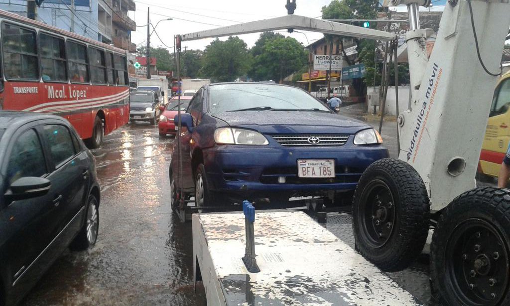 asu_transito's tweet photo. Fernando de la Mora , vehículo auxiliado con grúa P.M.T @AsuncionMuni @Ferreiromario1 @aquinocarlosma @oscar_marandu https://t.co/JbHa5XW5yT