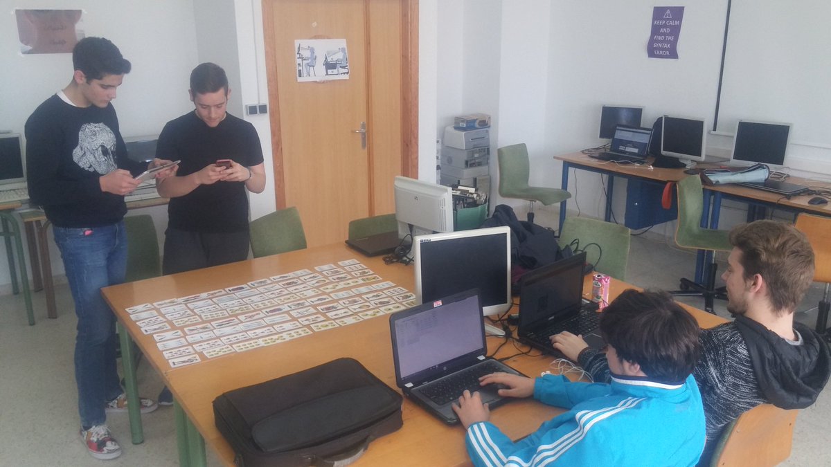 manolitotic's tweet photo. Mis chicos de #AppSMR15 del @ieslarambla preparando el taller de #AR para la #Sysmana del @ies_grancapitan https://t.co/ZaVhyIVAFQ