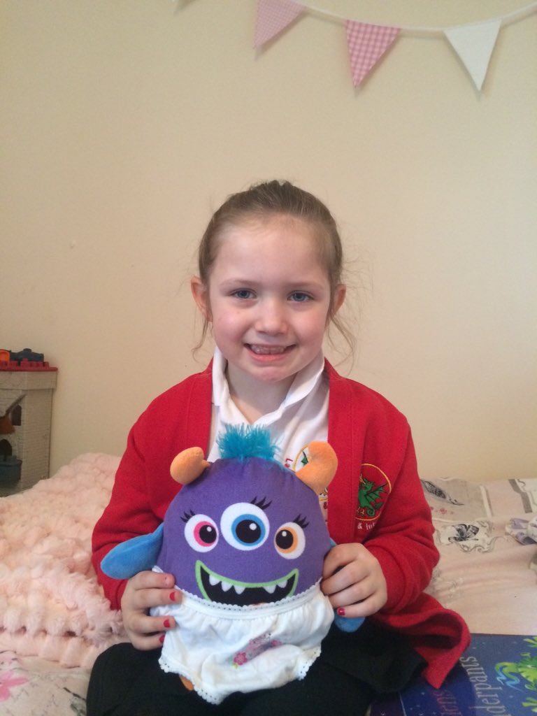 Rachyburke's tweet photo. Naughty Zog has found Francescas underpants already -he's even sneaked some on🙊@LaughtonJandI #aliensloveunderpants https://t.co/LugWMNCbP3