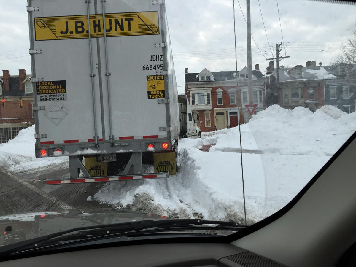 Truck stuck on Roosevelt and Philadelphia. #yorksnow