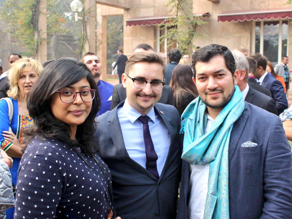 DoubleNumerique's tweet photo. #IndePR @fhollande & @HasniSEO ont tenu à féliciter @ArnaudAuger & @aadhiBangalan à l'Ambassade lors de #RepublicDay https://t.co/uBiDapu2Z3