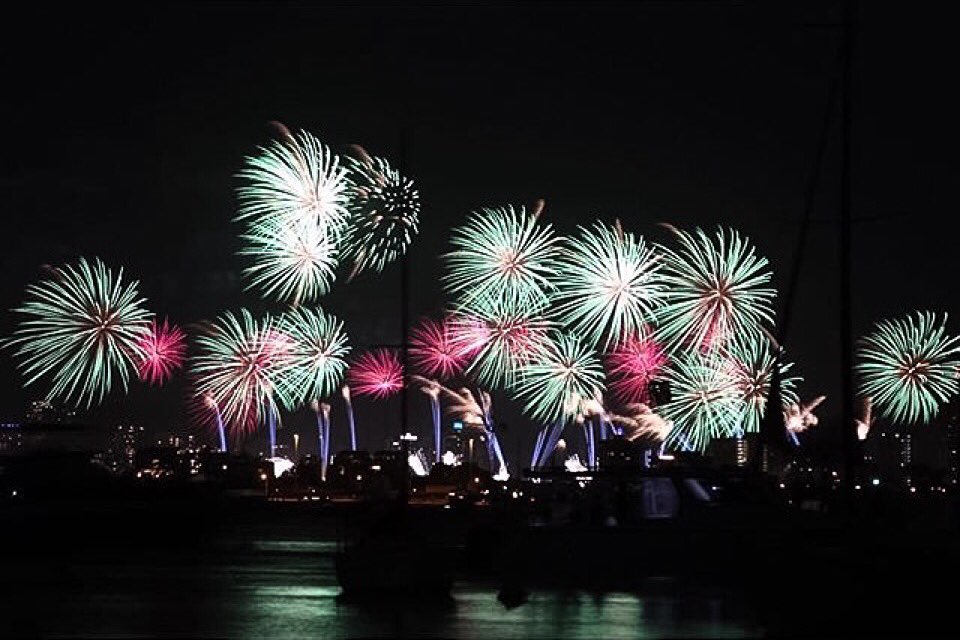 perthlife_'s tweet photo. Super lush Skyworks shot from Matilda Bay by @nyrelle_hawkins_photography (IG) #skyworks2016 #skyworks #perthlife https://t.co/EgEFCt7eWs