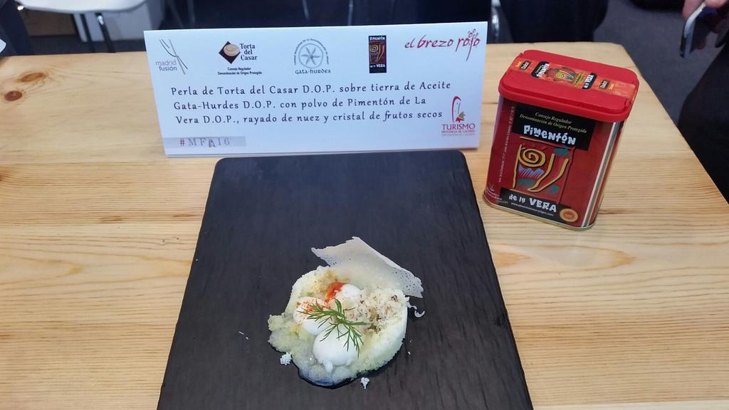 Turismo_DipCC's tweet photo. Ya estamos con la tapa de @tortacasar @DOPGataHurdes y @pimenton_vera rica, rica, rica #MF16 #AlGustoDeTodos https://t.co/hOjKaerMi6