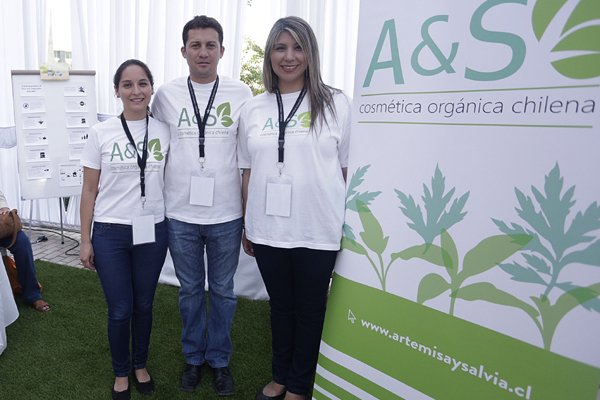 Emol's tweet photo. Estudiantes ganan premio con "único" e innovador talco desinfectante y cicatrizante https://t.co/CbGKI2b46g https://t.co/cGBJzl1gxn