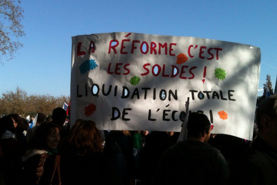 #greve26janvier Manifestation #bourgenbresse "#Classes bilangues, 100% à #Paris, 18% dans #Ain où est l'égalité ?"