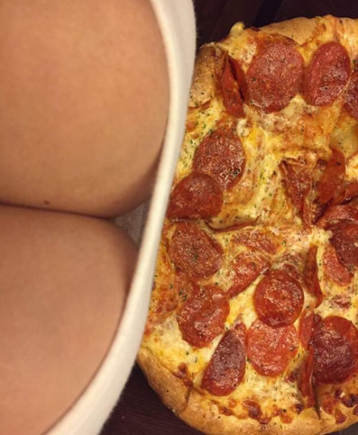 AnnaHot93's tweet photo. auch ein Stückchen? :P  also von der pizza :D schreibt mir bei #whatsapp 0162-5163395 #single #sex #date #ficken https://t.co/nhRhZco8UY