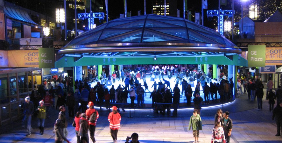 DailyHiveVan's tweet photo. It's Skate Date Night at #RobsonSquare! Free hot chocolate for couples from 5-9pm https://t.co/hk47lwxgQE https://t.co/O2ET0GS1RF