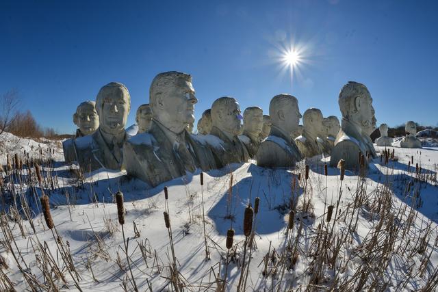 DCist's tweet image. Photos: A field of 50-foot busts of U.S. presidents is even more otherworldly under snow. dcist.com/2016/01/photos…