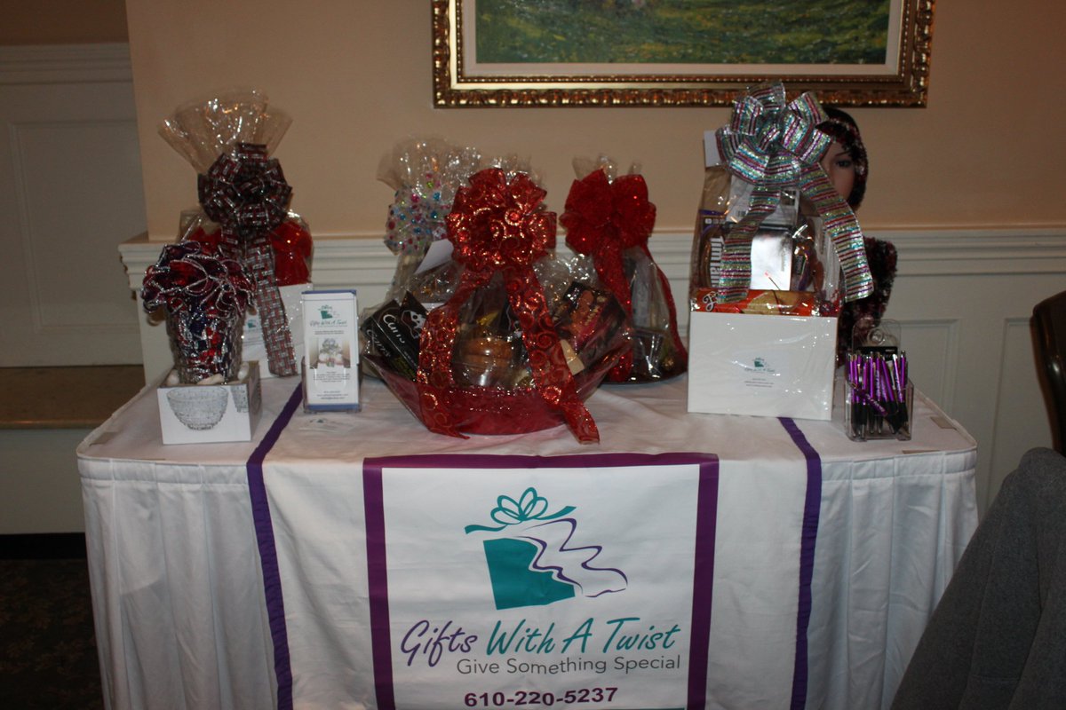 MainLineChamber's tweet image. Thank you #SueWisnik of #Giftswithatwist .@MainLineChamber Network at Noon #tablesponsor #wonderfuldisplay