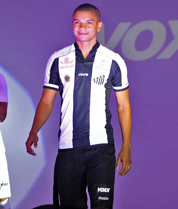David_Braz's tweet photo. @SantosFC ⚪️⚫️ #NovoMantodoPeixão #CamisaListrada #Uniforme2 #DavidBraz14 #SantosSempreSantos #Kappa https://t.co/rgPRfjl4HR