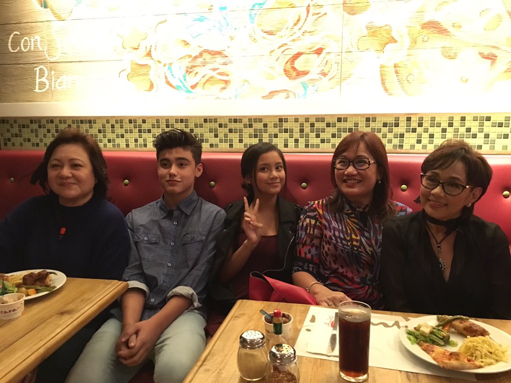 iamjamesbanaag's tweet photo. BaiLona with Tita Malou, Inang, and Ate Vi! #EverythingAboutHerPremiereNight https://t.co/AGwomCv3Ah