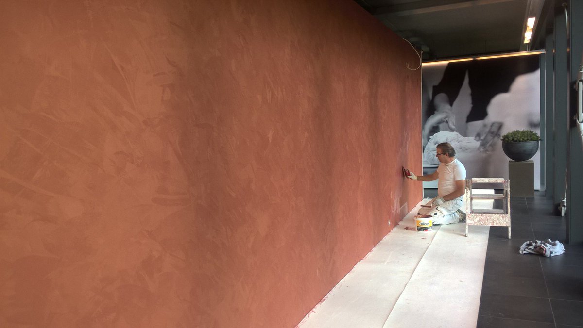 In voorbereiding op de plaatsing van een nieuwe keuken, de achterwand alvast gestuct met Brander Stucco Metallic.