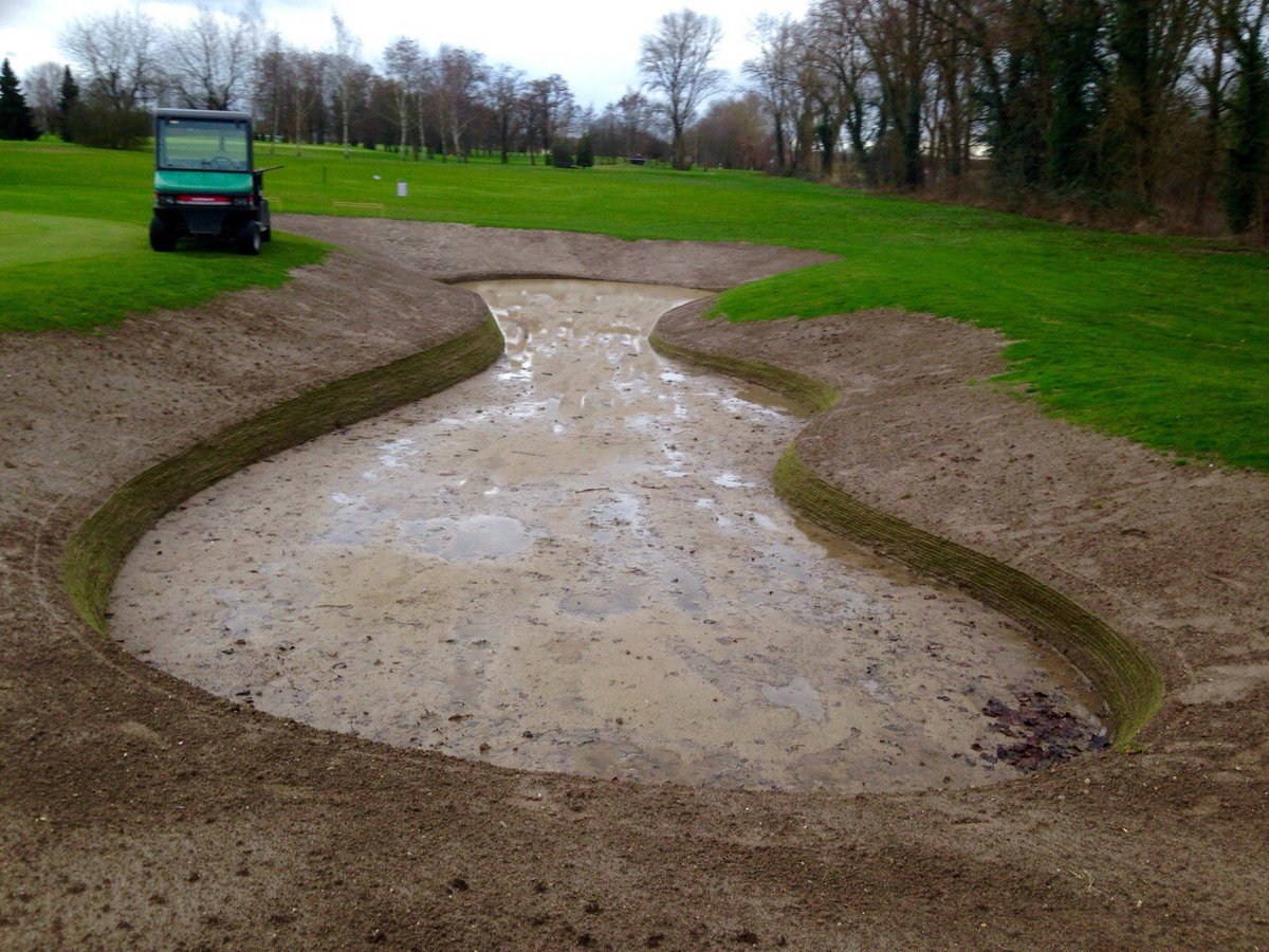 DuraBunker's tweet photo. Latest before and after shots from Germany #shallowedge #parklandgolf #nomoreedging #permanentshape #bunkersforlife https://t.co/wDA87kB3ZY