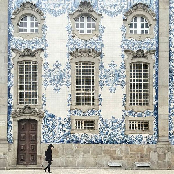 The beautiful blue-and-white tile azulejos in #Porto, Portugal hubs.ly/H01XKvj0