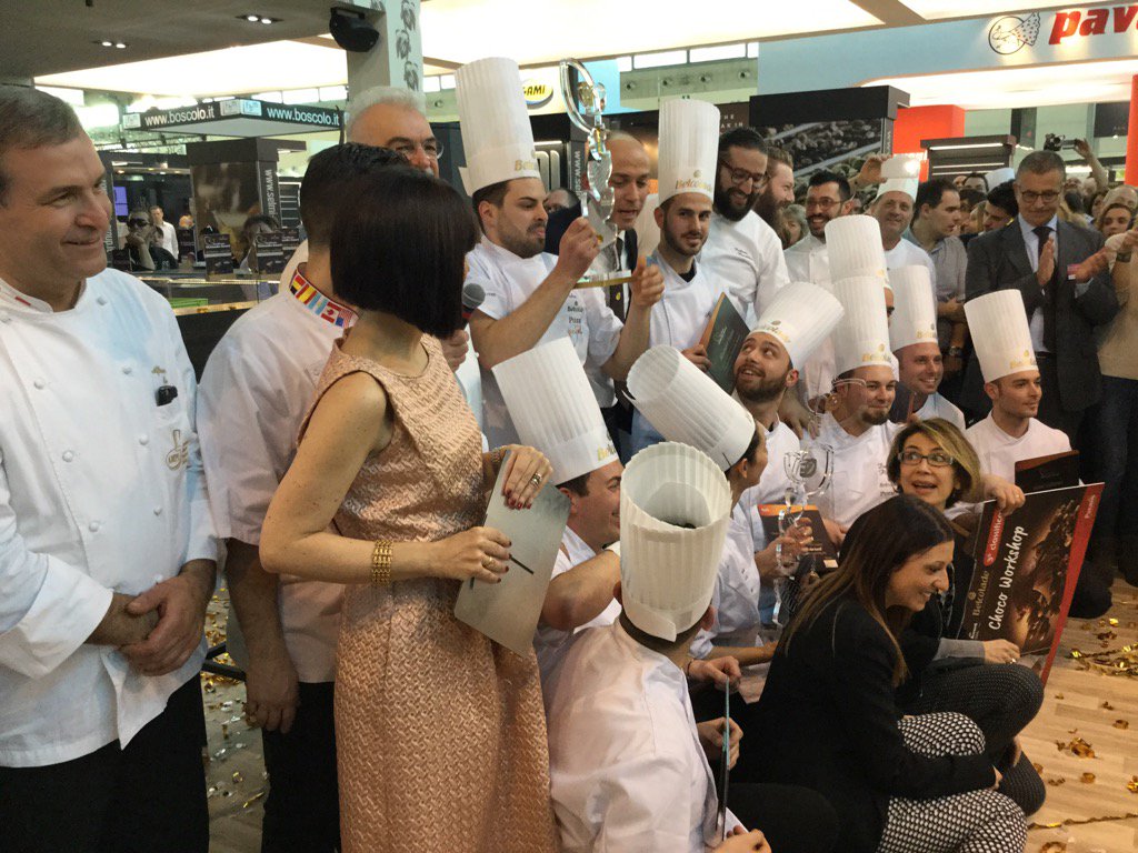 IcardiCarla's tweet photo. Momenti speciali a@SigepRimini #theultimatechococake  @MolinariAlberto @Rinaldinipastry ce la siamo cavata! https://t.co/ikw0keuMiE