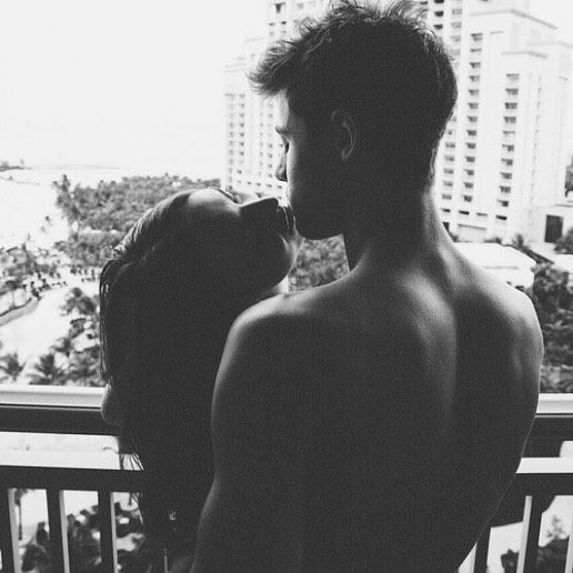 Целует спину девушки. Целует спину девушки. Обнимает девушку. Нежные поглаживание по спине. Целует спину.