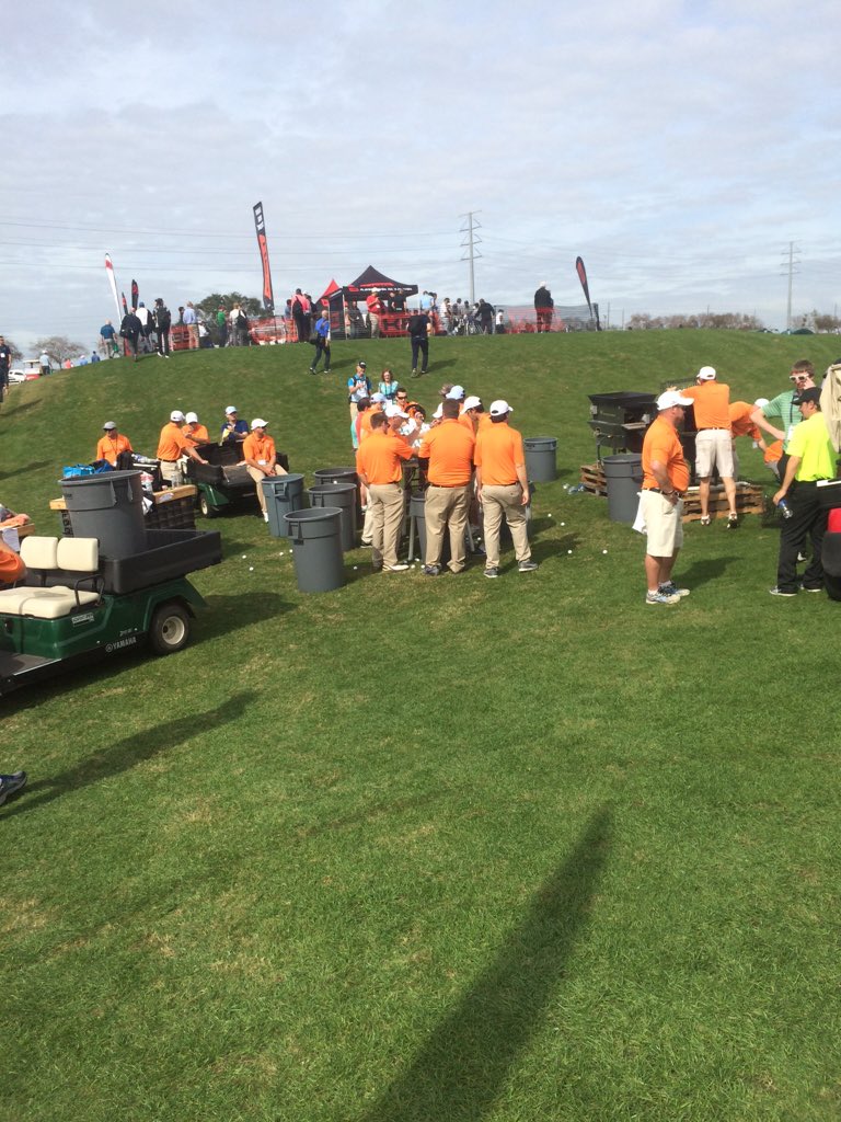 JacobSpott's tweet photo. Now that's a crew! #rangepicking https://t.co/zYnzgd9Hae