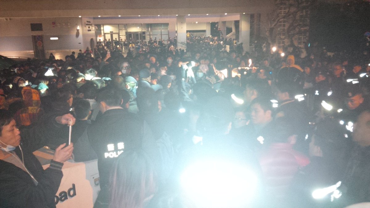 c_llvm's tweet photo. Police forcing way through students. Sudden assault . #hongkong #blockadesassoon https://t.co/l8jHwFvQGv