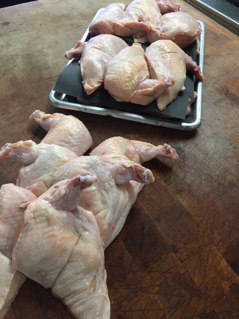 ATBButcherShop's tweet image. Big ol&apos; tray of #chickensupremes for yas. #classicsnevergooutofstyle #fancy #oldschool #notthatfancyatall #613