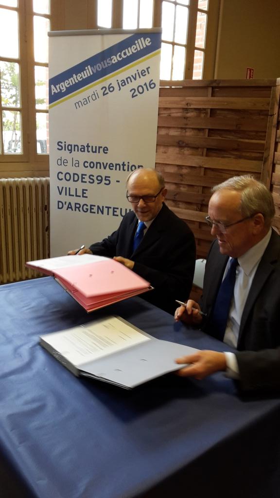 XavierPERICAT's tweet photo. A @VilleArgenteuil avec @GMothron &amp; @PhMetezeau pour signer la convention  #Argenteuil - #CODES95 #éducation #santé https://t.co/ArD7FyiG0I