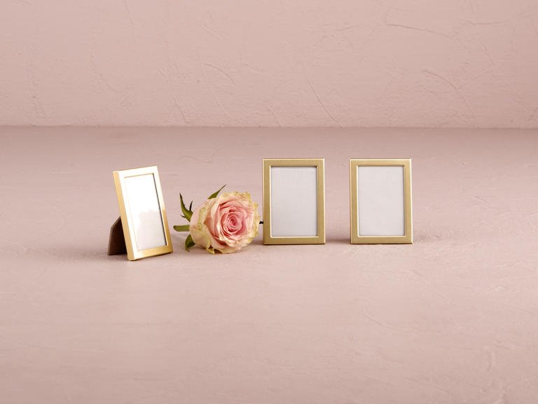 theknot's tweet image. Mini photo frames and 6 other place card holder ideas: knot.ly/6011BkoQU