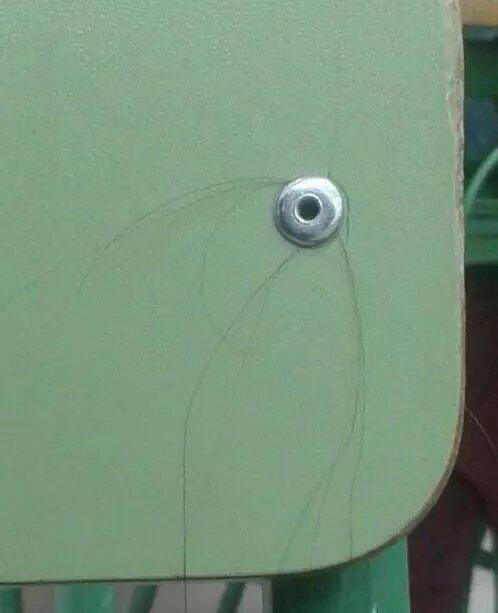 Odio el tornillo de la silla de clase que te arranca de cuajo el pelo. Así, sin anestesia ni nada.