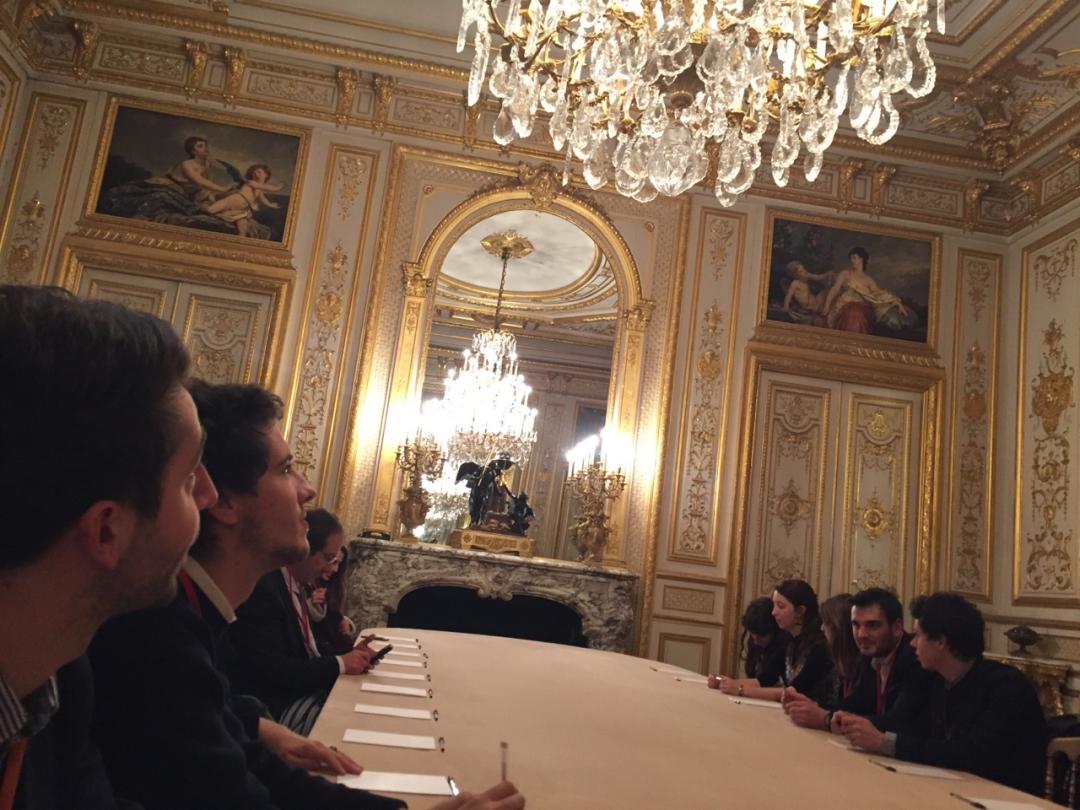 APRI_Influences's tweet photo. Les 5A du Master APRI rencontrent en ce moment @VincentFeltesse à l'hôtel Marigny. https://t.co/6ma53fTX8U
