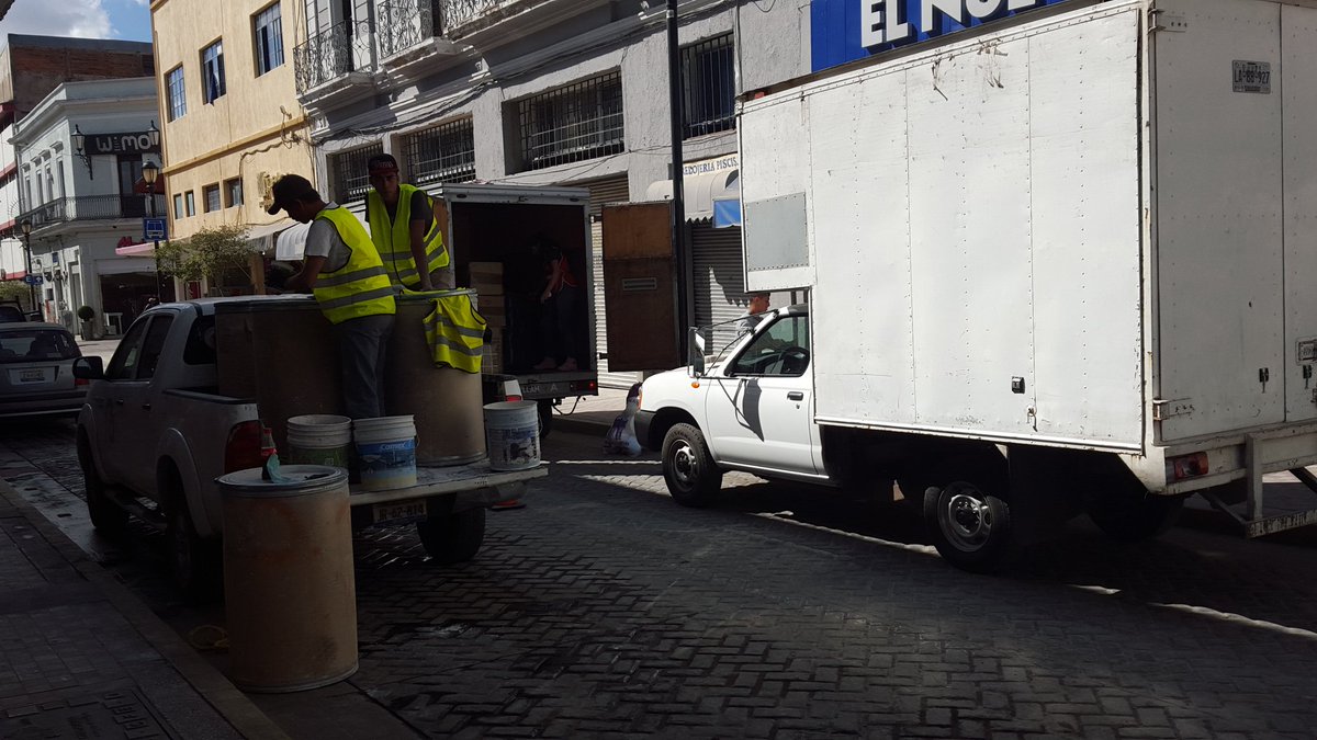 Viry_nutri's tweet photo. @Trafico_ZMG @NotisistemaVIAL  obstruyendo calle y sin dejar pasar a estacionamiento Gonzalez ortega y morelos https://t.co/kjl5wTdFDr