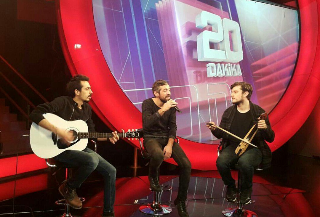 esenmuzik's tweet photo. >> @resuldindar bu akşam 21:00'da @KralTV'de @gonuldostusener'in sunduğu "20 Dakika" programının konuğu olacak. https://t.co/7WrL9g8cQC