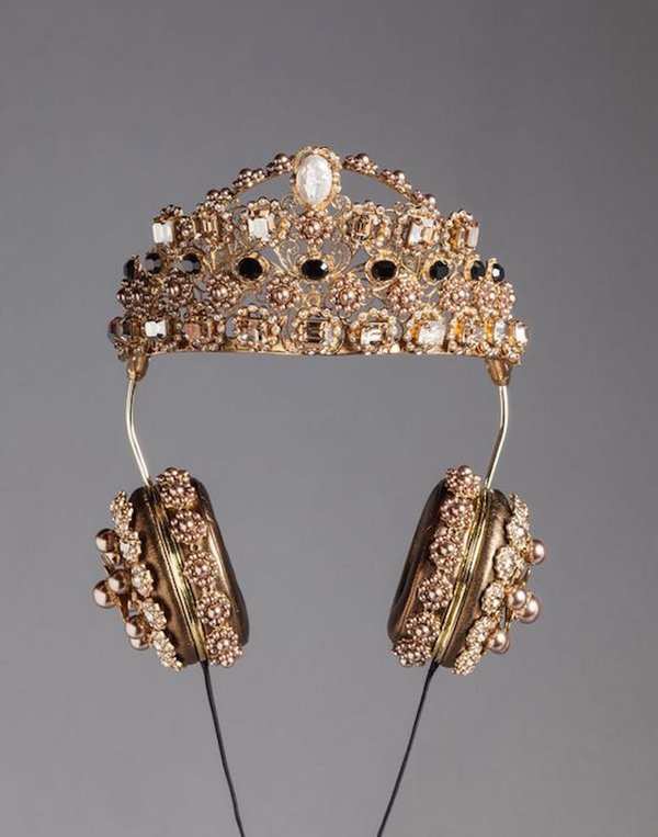 RihannaFrance's tweet photo. Le casque D&amp;G à 9,000$ que portait Rihanna sur le selfie qu'elle a postée, est désormais en rupture de stock. https://t.co/zDuiQF5CED